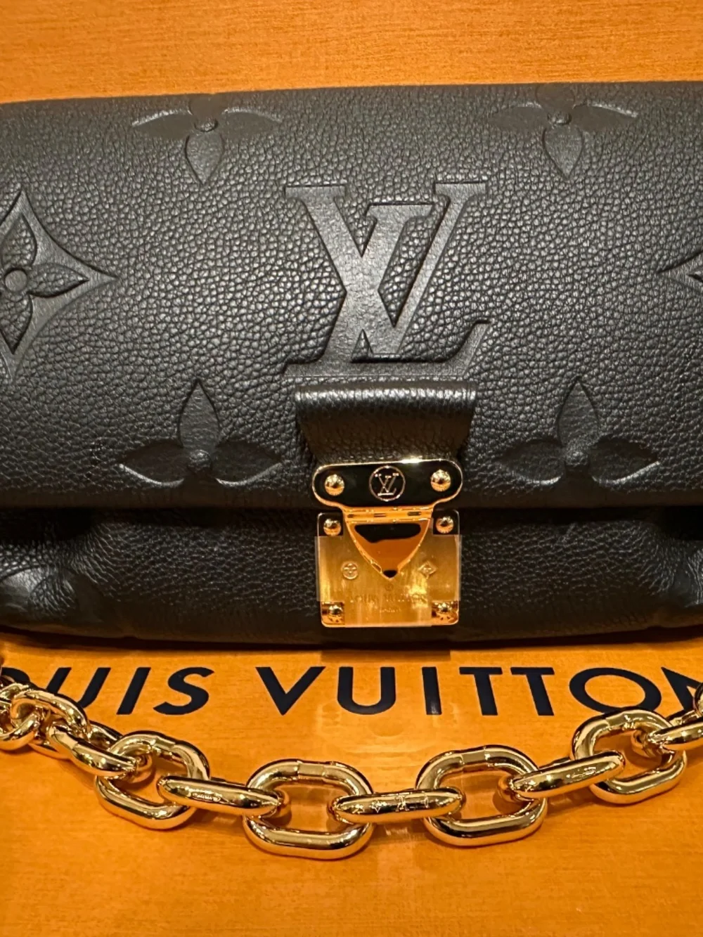 Louis Vuitton Favorite Shoulder Bag Black Leather - Picture 2 of 7